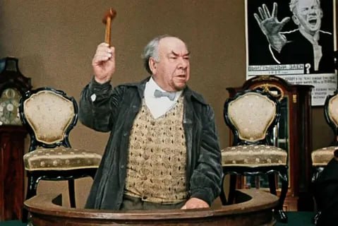 В российской Государственной думе разгорается скандал из за мероприятий участие в которых продавали за десятки тысяч рублей Тему платных мероприятий в стенах парламента стали раскручивать депутаты от фракции Новые люди Они утверждают что некая Международная ассоциация экспертов организовывала в Госдуме круглые столы с участием депутатов Для других участников таких мероприятий предусматривались различные тарифы Тарификация по варианту участия следующая посидеть за столом и что то сказать 70 тыс посидеть молча но за столом 50 тыс постоять рядом со столом 30 тыс пишет депутат Александр Демин В частности в ноябре 2025 года в таком формате прошел круглый стол по предпринимательству в декабре запланирован круглый стол по здравоохранению в январе по психологии Руководство Госдумы на этот скандал пока публично не отреагировало