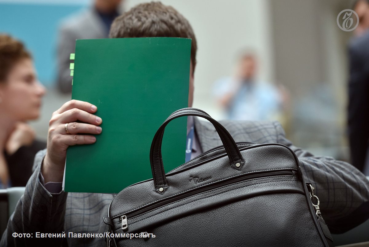 Несмотря на высокую ключевую ставку Центробанка 2025 год оказался лучшим в истории российского долгового рынка корпоративные заемщики привлекли более 9 трлн руб причем только в декабре объем рублевых заимствований превысил 1 2 трлн руб Высокой активности эмитентов способствовала потребность в рефинансировании долговых обязательств в том числе банковских кредитов С учетом начавшегося цикла понижения ключевой ставки а также высоких объемов погашений 2026 год может побить рекорд минувшего года Ъузнал