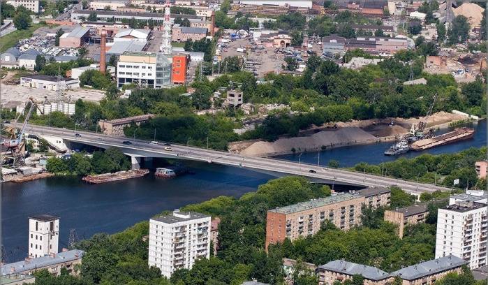  Мужчина спрыгнул в воду с Шелепихинского моста Ему на помощь сразу бросился прохожий, но их обоих пришлось доставать из воды спасателям. К счастью, все живы. Отчаянного прыгуна увезли в Боткинскую больницу, а его отважный спасатель отказался от госпитализации и пошел домой пить горячий чай. Браво ему за неравнодушие! Прислать новость