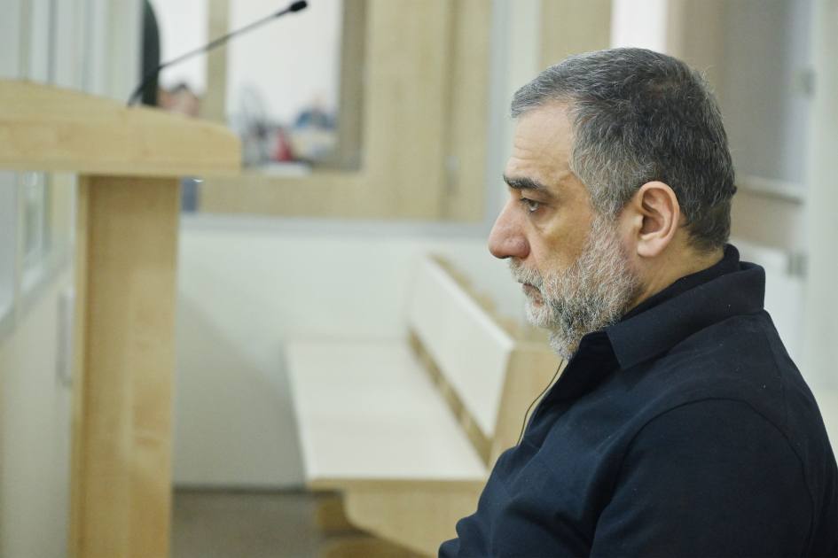 На суде по делу Рубена Варданяна заслушаны показания потерпевших На судебном заседании, состоявшемся в Бакинском военном суде, выступили правопреемники потерпевших и сами потерпевшие. Признанная правопреемницей потерпевшего Умида Гасанова Махфура Гасанова заявила, что ее сын погиб в результате масштабной провокации, совершенной в Кяльбаджаре остатками армянских вооруженных сил и незаконных армянских вооруженных формирований. Шадман Мамедалиев, правопреемник другого потерпевшего Ниязи Мамедалиева, заявил, что его брат был убит в результате вражеского огня, открытого в направлении Агдам-Агдере-Сырхавенд. Заур Садыгов, Али Шихалиев, Пейман Джаббаров и Захид Годжаев заявили, что получили пулевые ранения в ходе масштабной провокации со стороны остатков армянских вооруженных сил и незаконных армянских вооруженных формирований в Кяльбаджарском районе. Еще несколько человек, находившихся с ними в тот момент, также получили ранения и погибли. Очередное судебное заседание назначено на 27 мая.