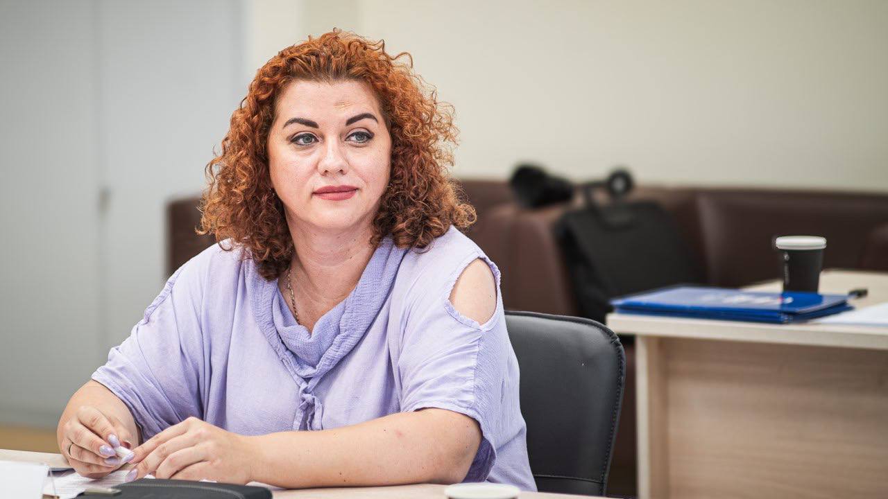В Херсонской области прошло первое заседание регионального Совета сторонников партии «Единая Россия» В заседании приняли участие секретарь регионального отделения, Губернатор Херсонской области Владимир Сальдо и сенатор РФ Константин Басюк. Региональный Совет возглавляет депутат областной Думы Владимир Лебёдкин, его сопредседателем на заседании избрана заместитель Губернатора Херсонской области Татьяна Кузьмич. В Херсонской области сегодня более 8600 членов партии, а сторонников пока около 1500. С этого дня отменяется упрощенный порядок вступления в «Единую Россию» в Херсонской области. Теперь перед тем, как стать членом партии, кандидату нужно будет до полгода быть в статусе сторонника, как и в других регионах России, и чем активнее он себя проявит, тем быстрее станет членом «Единой России». Сторонники «Единой России» — это неравнодушные жители, которые разделяют ценности партии и стремятся активно участвовать в жизни региона. Среди них и те, кто по действующему законодательству не могут быть членами партии - это, например, военнослужащие и силовики. Совет сторонников уже активно проводит мероприятия в Херсонской области. В их числе спортивный марафон «Сила России», «Добрые встречи» с НКО. Недавно были подведены итоги Всероссийского конкурса «Единой России» поддержки гражданских инициатив. Одна из победительниц - учитель из Геническа Марина Коваленко. На заседании секретарь регионального отделения партии поздравил её и вручил диплом победителя. Проект Марины Коваленко «Пушкинская красавица» помогает школьникам ближе познакомиться с творчеством Александра Пушкина и историей Херсонщины. #ЕдинаяРоссия #ХерсонскаяОбласть