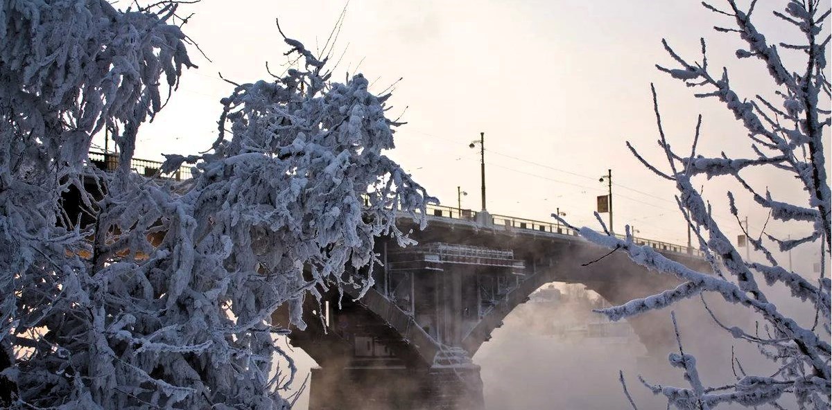 В Иркутской области с 16 по 20 января синоптики прогнозируют сильные морозы ночью до 40 C в северных районах до 55 C днем до 35 C на севере Приангарья до 43 C Готовность коммунальных служб к аномальным холодам обсудили 14 января на заседании комиссии по ЧС под руководством первого зампреда правительства Андрея Соковикова В готовности к реагированию на возможные нештатные ситуации находятся свыше 2 5 тыс человек и 1 тыс единиц техники доложил министр ЖКХ Анатолий Никитин В электросетевых компаниях подготовлено 38 резервных источников питания общей мощностью 11 3 МВт на особом контроле запасы топлива и теплоснабжение в муниципалитетах Положительная динамика уже заметна за первые дни 2026 года число аварий на сетях электро и теплоснабжения сократилось на 30 по сравнению с прошлым годом По итогам 2025 го потребление электроэнергии снизилось на 5 9 до 67 6 млрд кВт ч в том числе благодаря запрету майнинга и теплой зиме Зампред Александр Суханов провел отдельное совещание по содержанию автодорог в снегопады и холода На региональных трассах круглосуточно работают 197 единиц техники на федеральных 63 Игорь Кобзев подчеркнул главная задача не допустить роста ДТП и обеспечить безопасность на дорогах   Иркутск политический в МАХ   Подпишитесь на Иркутск политический