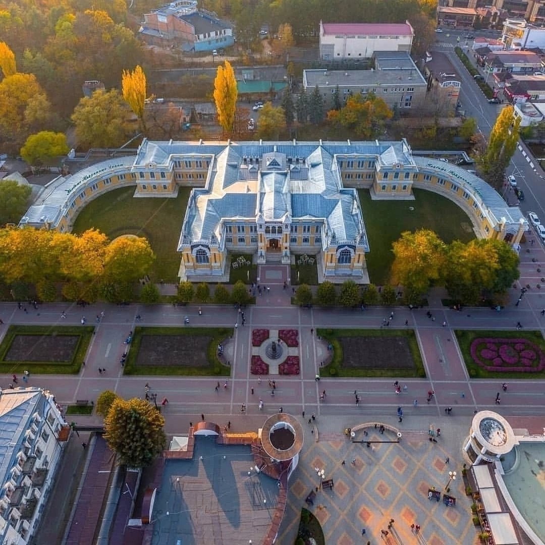 Кисловодск стал самым популярным направлением в России для отдыха в бархатный сезон Известный российский сервис бронирования отелей и квартир опираясь на данные запросов и заявок определил самые популярные направления для отдыха не у моря в сентябре и первой половине октября Лидером среди десяти городов попавших в число лучших стал Кисловодск Также отмечается что средняя стоимость одной ночи в Кисловодске обходится в 4085 рублей а средняя продолжительность поездки 7 ночей Также в список лучших попали такие города как Калининград Казань Пятигорск Краснодар Нижний Новгород Ессентуки Волгоград Красная Поляна и Железноводск Кисловодск прекрасен в любое время года В сентябре и октябре город подарит еще много солнечных дней но уже с осенним оттенком Прибывая в Кисловодск каждый найдет для себе что то свое и сможет принять участие в наших бесплатных экскурсиях посетить уже ставшей популярной программу курортных выходных а также принять участие в наших спортивных чемпионатах выходного дня или записаться на курсы по танцам под открытым небом это и многое другое можно найти только в Кисловодске
