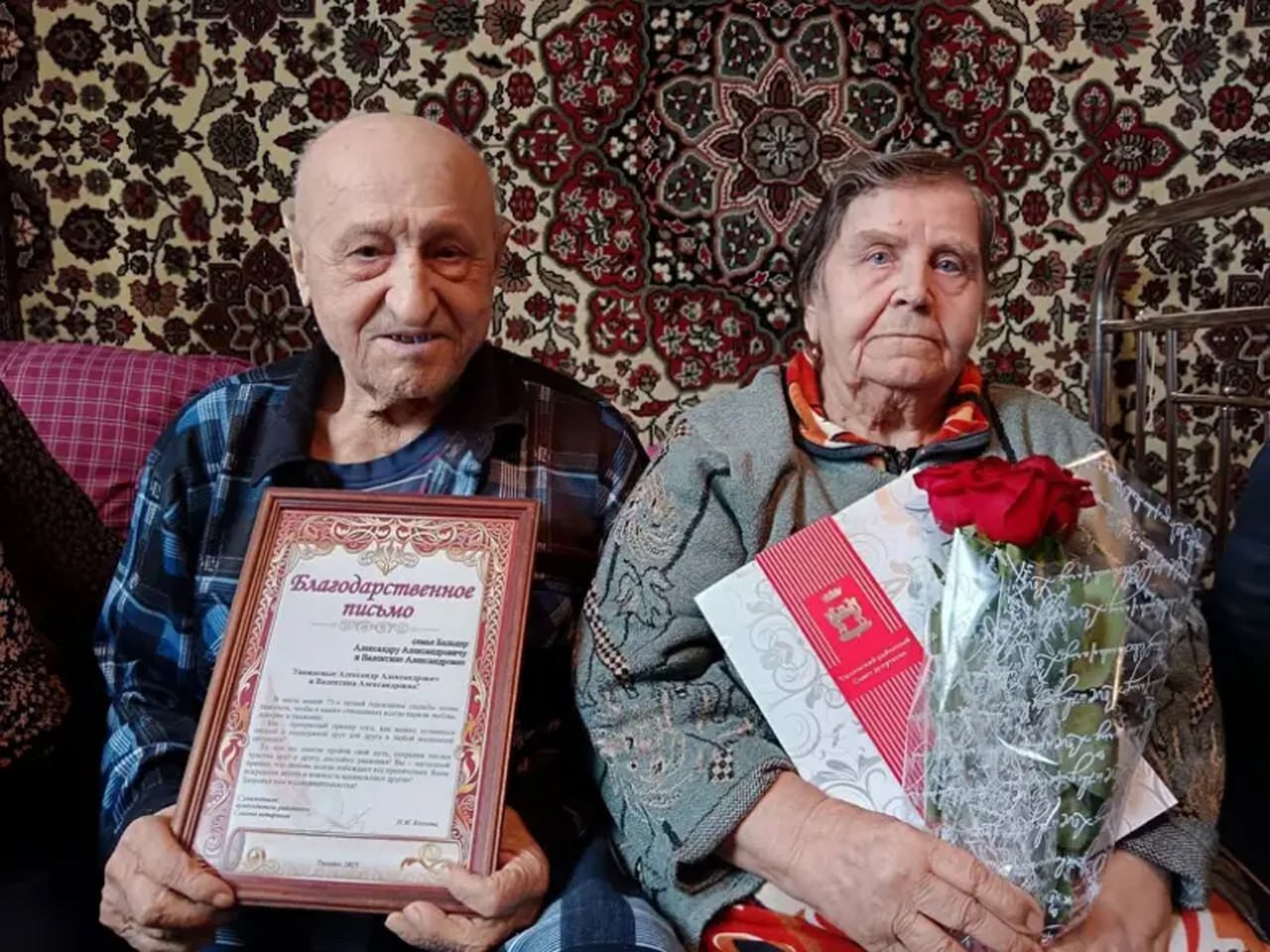 Семьдесят семейных пар Красноярского края получили медали «За любовь и верность»  Такую награду вручают супругам, прожившим в браке не менее 25 лет, известным достойным воспитанием детей и активным участием в общественной жизни. Кандидатуры семей выдвигают органы местного самоуправления.  Среди награжденных в День семьи, любви и верности наибольший стаж супружеской жизни у Валентины и Александра Бальцер из села Тасеево. В марте они отметили 73 года совместной жизни. У них трое детей, шесть внуков и столько же правнуков.  Фото: архив семьи Бальцер