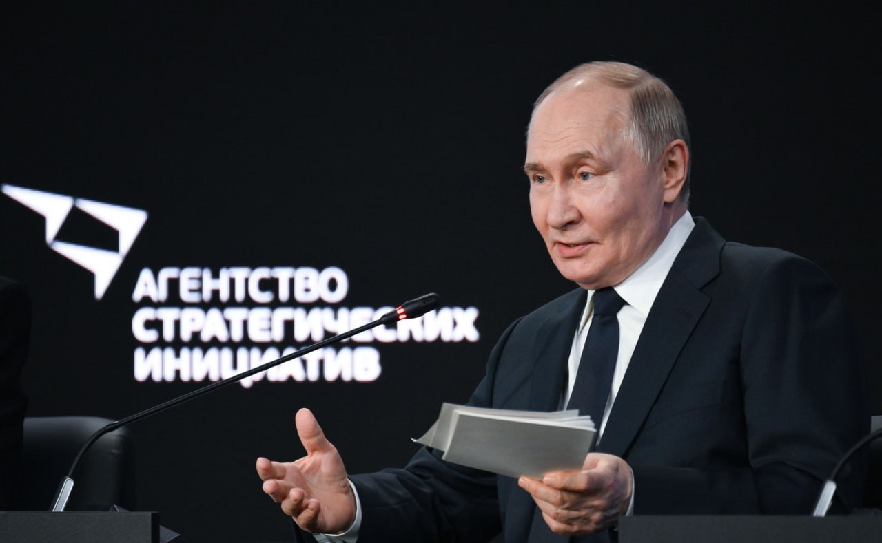 Владимир Путин направил приветствие участникам первой Национальной премии #СтрануМеняютЛюди Глава государства отметил, что активные граждане стали настоящими лидерами перемен: Считаю, что у новой премии — очень точное, правильное название: "Страну меняют люди". Это действительно так, потому что устремленность, созидательная энергия, готовность каждого человека, всех граждан своим трудом, инициативой, подвижничеством приносить благо Отчизне, делать жизнь вокруг лучше — это ключевой фактор и надежная основа всех наших достижений и успехов. Президент России подчеркнул, что у россиян есть чувство общей ответственности за судьбу Родины и фундаментальные ценности, которые объединяют: Это, прежде всего, любовь и вера в Россию, солидарность, сплоченность вокруг больших, значимых целей. Готовность бороться и побеждать любых испытаниях. А значит, что наша страна будет и дальше уверенно идти вперед! Телеграмма опубликована на сайте Кремля