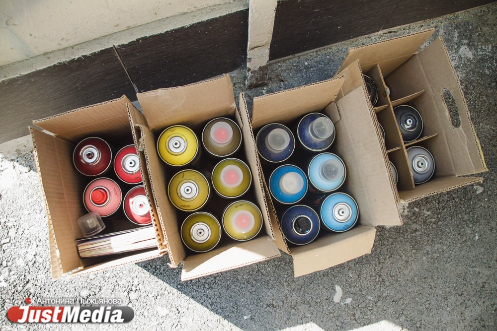 В Екатеринбурге местная жительница поругалась со знакомым и разрисовала его дом За это она должна выплатить ему более 100 тысяч рублей По данным объединенной пресс службы судов региона все произошло летом в Палкино Местный житель приехал домой и увидел что фасад и окна замазаны черной и оранжевой краской Посмотрев записи с камер видеонаблюдения он увидел что знакомая с которой у него был конфликт приехала на такси перелезла через забор и затем и из баллончика разрисовала стену и два окна Владелец дома обратился в полицию но в возбуждении уголовного дела отказали В рамках проверки женщина не отрицала факт причинения ущерба но отказалась что либо пояснить Мужчина обратился в суд и потребовал взыскать убытки justmediaru