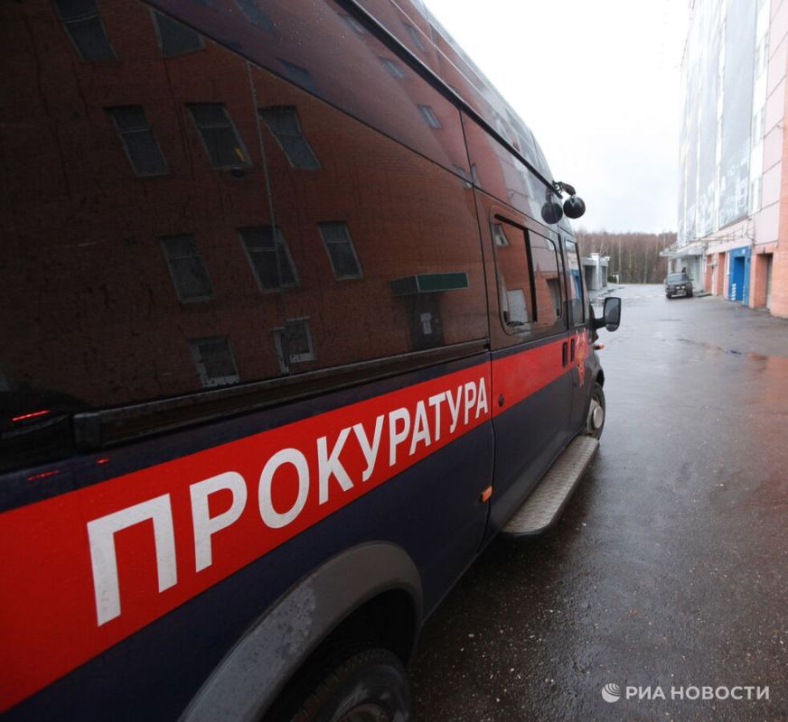 В Приамурье проводят проверку по факту гибели ребенка в сауне БЛАГОВЕЩЕНСК 17 янв РИА Новости Прокуратура Приамурья проводит проверку по факту гибели четырехлетнего мальчика в сауне физкультурно оздоровительного комплекса в Белогорске сообщает пресс служба ведомства Прокуратура города Белогорска проводит проверку в связи с несчастным случаем произошедшим в сауне располагающейся в здании физкультурно оздоровительного комплекса Предварительно установлено что вечером в субботу мальчик 2021 года рождения вместе с семьей находились в сауне Спустя некоторое время ребенок был обнаружен в воде без признаков жизни говорится в сообщении Прокуратура установит обстоятельства и причины случившегося проверит исполнение законодательства о несовершеннолетних в том числе в части об Подробнее