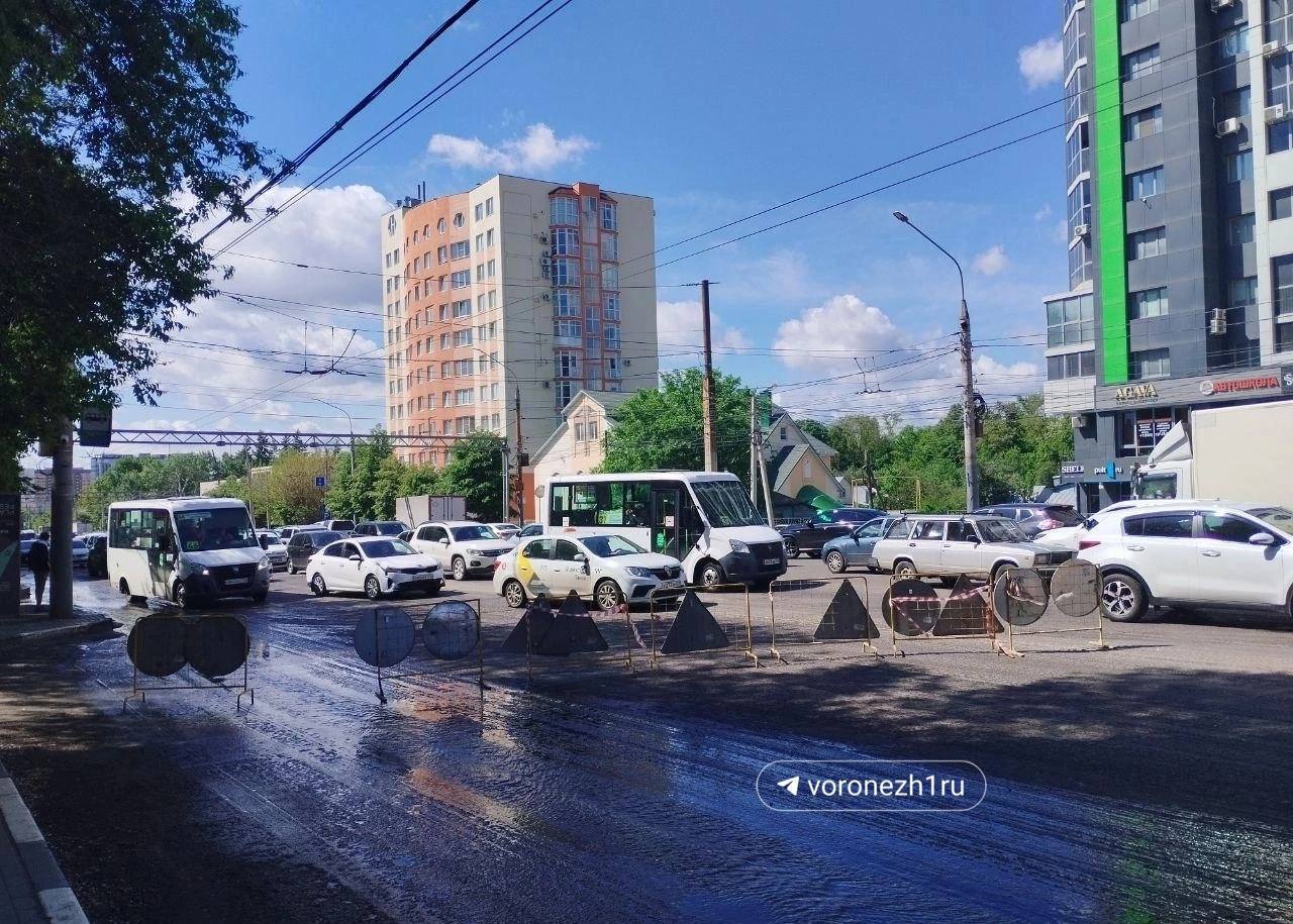 Затоплены и магазины, и парк В Северном микрорайоне прорвало метровую канализационную трубу. Это сразу же вызвало проблемы с трафиком и волнение, что в домах могут надолго отключить воду. Корреспондент отправился на место канализационной аварии, поговорил с руководством водоканала и узнал, к чему готовиться местным жителям. Рассказываем, что там сейчас происходит.