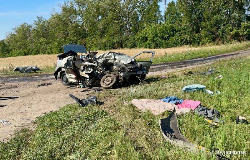 Четыре человека погибли, трое пострадали в результате аварии с участием трех машин в Пензенской области, сообщили в региональной Госавтоинспекции.  На месте работают сотрудники полиции, сейчас выясняются обстоятельства ДТП.