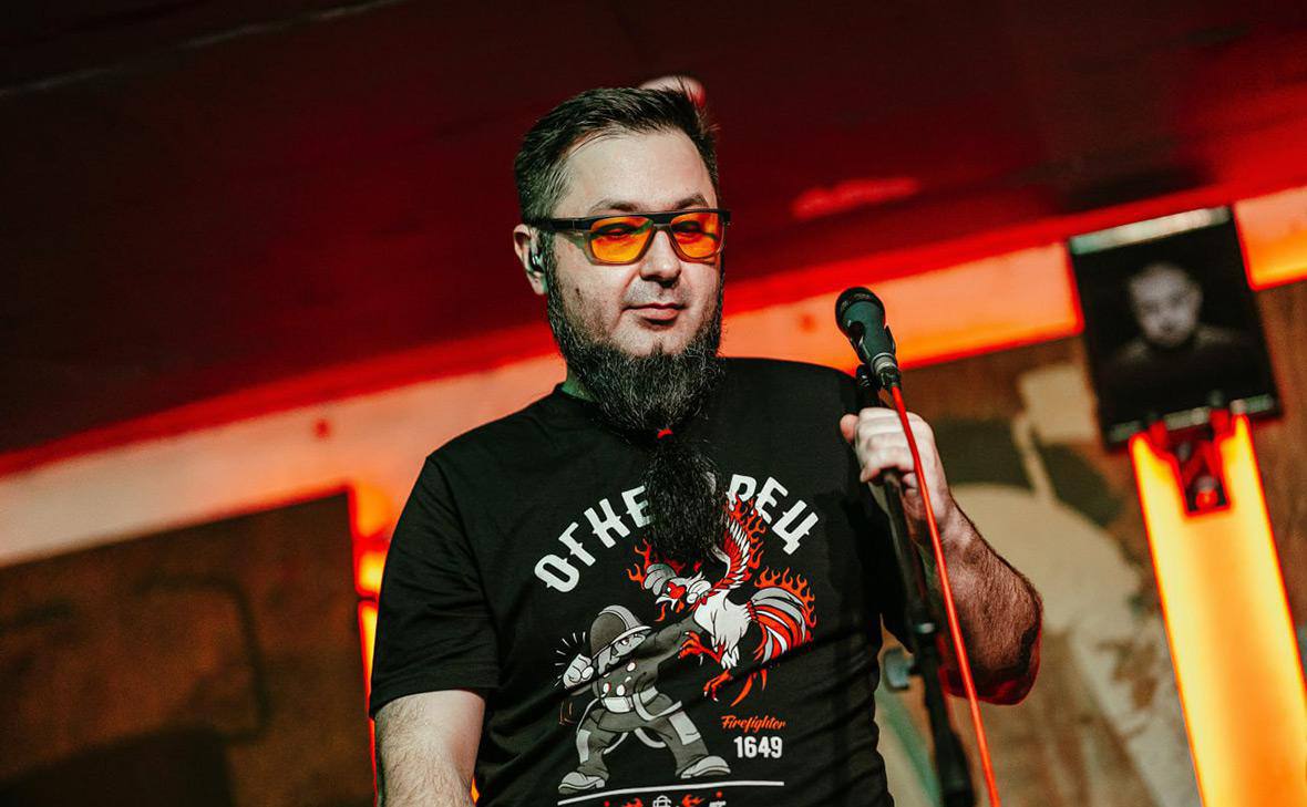 Суд на Украине осудил Акима Апачева как «коллаборанта». Рэперу припомнили акцию на Манежке и заочно дали 12 лет лишения свободы. Приговор основан на обвинениях по четырем статьям УК Украины, в том числе о посягательстве на территориальную целостность страны и о коллаборационной деятельности. Суд запретил музыканту занимать должности, связанные с организацией и проведением политических мероприятий, в течение 15 лет. Судебным решением также предписано взыскать с молодого человека 18 174 гривны примерно 437 долларов . Апачева объявили в розыск на Украине 24 сентября 2024 года. В материалах дела указано, что он участвовал в мероприятиях в поддержку России, включая акцию на Манежной площади в Москве 23 сентября 2022-го. Мероприятие проводилось в честь вхождения в состав России ДНР, ЛНР, Запорожской и Херсонской областей. Суд отметил, что блогер в своих творческих работах и выступлениях «преследует антиукраинские мотивы». С российским правосудием у Апачева тоже были проблемы. Он получил несколько штрафов после своей поездки в Суджанский район Курской области, где изобразил похабные граффити и снял это на камеру. Сам исполнитель объяснял Daily Storm: «Нарисовал я граффити патриотического содержания в местах, где ездит транспорт бойцов и волонтеров. Просто в городе очень много украинских граффити, я решил наполнить их русскими, чтобы напомнить, что город все-таки принадлежит нам».