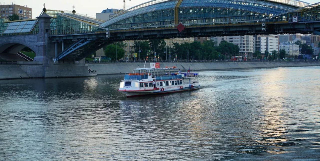 В Москве завершился сезон речной навигации С момента его открытия с 24 апреля на круизных и прогулочных судах было совершено почти 3 8 млн поездок Почти на 10 у нас увеличились все речные перевозки относительно прошлого года сообщил заммэра столицы Максим Ликсутов Он добавил что часть прогулочных судов продолжат ходить и в зимний период В частности круглогодично работают маршруты речного электротранспорта PROtransport
