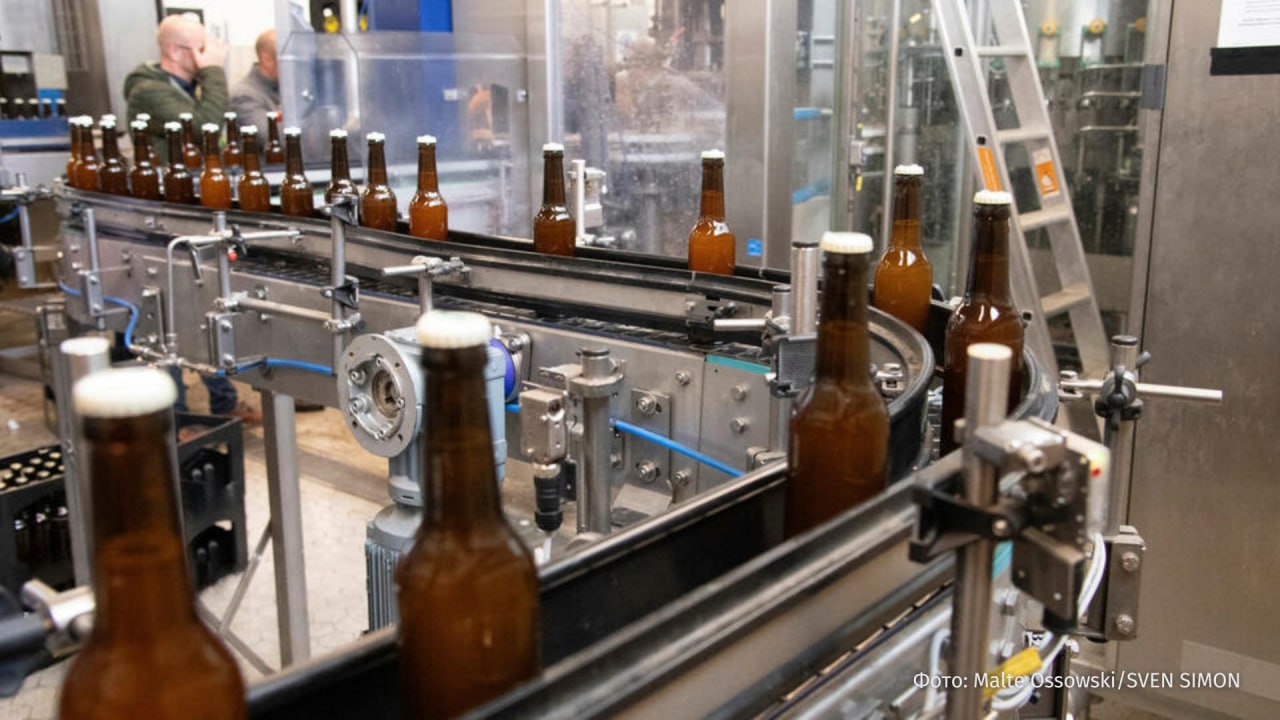 Рекордное количество пивоварен закрылось в Великобритании Об этом пишет The Daily Telegraph Почти 140 британских пивоварен прекратили свою деятельность в 2025 году установив рекорд по количеству закрытых предприятий с момента начала статистического учета в 1974 году Число независимых пивоварен в прошлом году сократилось на 8 и составило 1578 Основной причиной масштабного сокращения называют резкое увеличение налоговой нагрузки включающее значительное повышение ставок акциза на спиртные напитки и НДС Это создает серьезные проблемы для прибыльности малых производителей пива особенно с учетом конкуренции крупных международных компаний на британском рынке алкоголя РЕН ТВ в Telegram в MAX