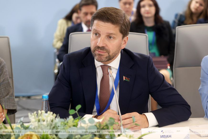 Эйсмонт предложил определить в странах ЕАЭС ответственных за информационную повестку По словам Ивана Эйсмонта, в СНГ уже есть подобный механизм — информационный пул, сердцем которого является телерадиокомпания "Мир". Эта система могла бы стать основой для создания эффективной модели информационного обмена в рамках ЕАЭС. По мнению председателя Белтелерадиокомпании, важный аспект — организация постоянной связи журналистов с ответственными лицами, отвечающие за работу с прессой. Это позволит сделать информационную повестку более доступной для широкой аудитории. "Мы достаточно большое внимание уделяем громким мероприятиям, таким как сегодняшнее. Это вполне оправдано. А что стоит за этим — зритель, читатель, радиослушатель мало осведомлен. И когда между конкретными журналистами и ЕАЭС будет налажена прямая, тесная каждодневная связь, или связь между телерадиокомпаниями, печатными средствами массовой информации и в каждой из стран будет разработан какой-то план, действий, то все заработает", — сказал председатель Белтелерадиокомпании Иван Эйсмонт.
