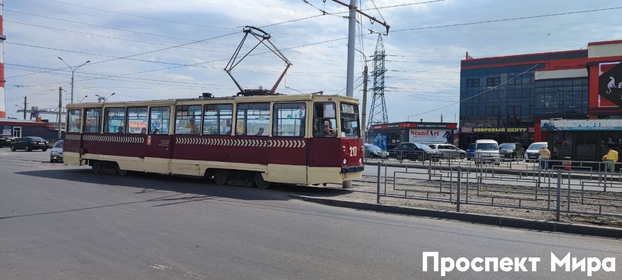 В Красноярске завтра запустят трамваи по Красрабу Трамваи перестали ездить по Красноярскому рабочему еще вечером 16 октября В мэрии говорили что все из за аварии на тяговой подстанции В итоге трамваи маршрута 2 временно приостановили работу а трамваи 4 5 6 и 7 ходили по другой схеме В начале этой недели красноярцы жаловались что движение до сих пор не запустили Власти отвечали что подстанцию еще не отремонтировали и не называли сроков завершения работ Сегодня в мэрии сообщили что утром 26 октября трамваи снова начнут курсировать по Красрабу prmira news