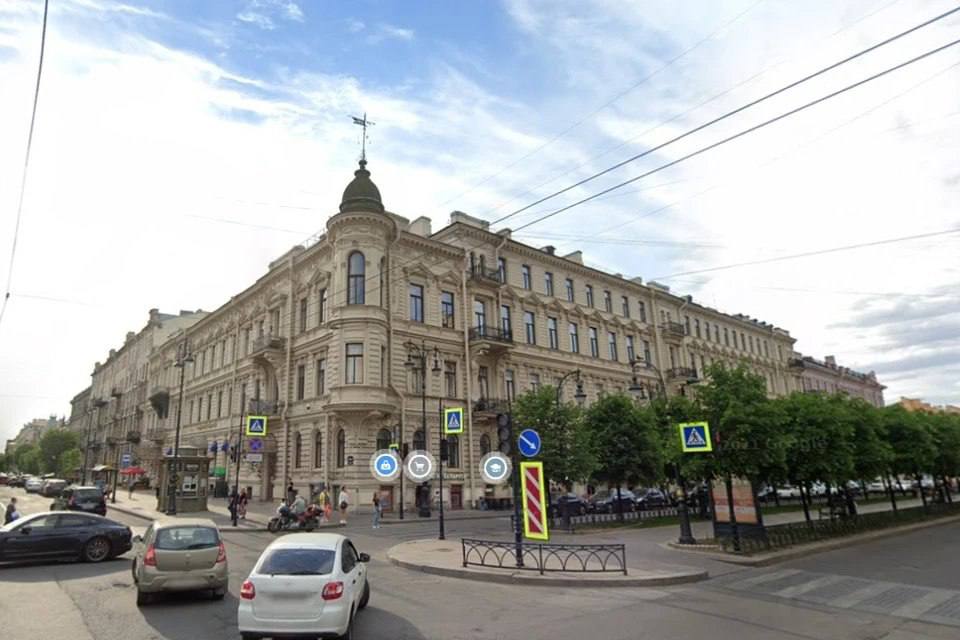 На улице Чайковского в Петербурге выставили на продажу не просто жильё а квартиру дворец за 1 77 миллиарда рублей Это целый особняк на тысяче с лишним квадратных метров Здесь есть парадные залы библиотека музыкальная комната и даже винный погреб и конференц зал