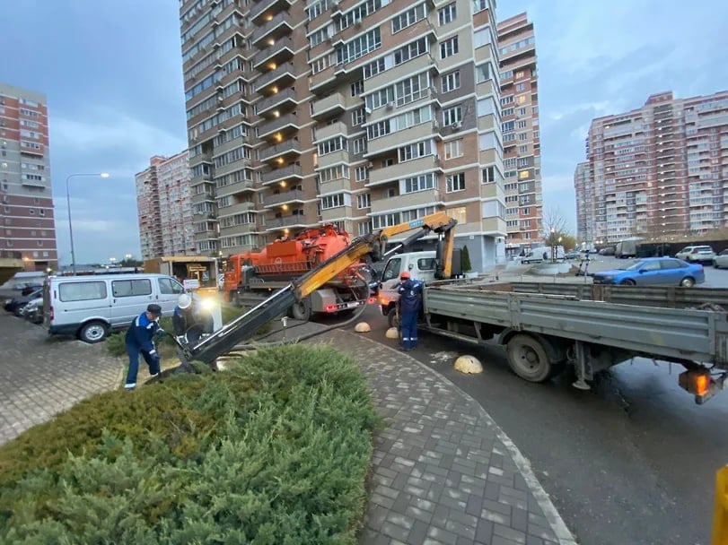 В водоканале Краснодара назвали причины прорыва канализации на Благоева  Жители улицы Благоева в Краснодаре заявили, что уже несколько лет их дворы ежедневно затапливает отходами из канализации. Как сообщили «Ъ-Кубань» в «Росводоканале Краснодар», специалисты предприятия ежемесячно вывозят более 3 тонн мусора с канализационной станции по этой улице, а бригады аварийно-восстановительных работ ежедневно прочищают насосное оборудование на КНС.         Подписывайтесь на «Ъ- Кубань-Черноморье»  #Ъ_эксклюзив