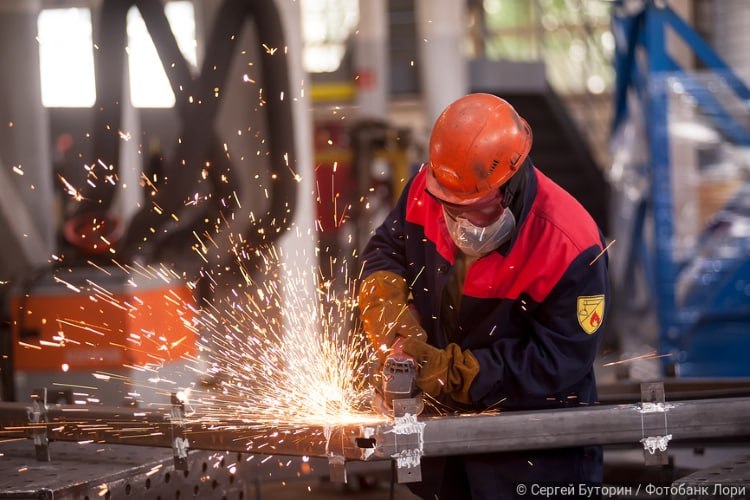 От складов до заводов бюджет на зарубежную инфраструктуру вырос в 13 раз Правительство кардинально наращивает поддержку зарубежной инфраструктуры бюджет проекта в 2028 году вырастет в 13 раз по сравнению с 2025 м и достигнет 10 5 млрд рублей 7 млрд рублей направят на компенсацию потерь из за скидок на перевозки по приоритетным международным маршрутам Создадут транспортно логистические центры в 26 странах от Китая и ОАЭ до Ирана и Алжира Уже в следующем году стартует строительство промзоны в Таджикистане а после 2027 го планируется хаб в Иране Подробности читайте на портале Логирус