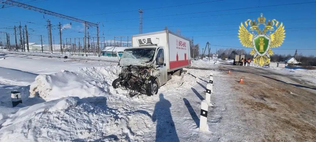 Стала известна причина задержки поезда 717 Москва Минск Сегодня в 10 19 на железнодорожном переезде водитель Газели выехал на пути перед приближающимся поездом 717 Машинист экстренно затормозил однако избежать столкновения не удалось По предварительным данным водитель автомобиля госпитализирован Пассажиры и локомотивная бригада не пострадали Поезд отправился на станцию Гусино где ожидает резервный состав для продолжения маршрута Минск Новости MINSKNEWS BY Telegram Viber FB VK Inst TikTok YouTube