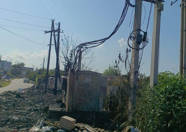 Энергетики вернули свет в дома волгоградцев после пожара на стихийной свалке  В обесточенные после пожара на стихийной свалке дома на улице Былинная в Краснооктябрьском районе Волгограда вернулся свет. Как рассказали ИА «Высота 102» в филиале компании «Россетти-Юг», энергетики оперативно устранили последствия ночного происшествия.   Напомним, пожар в частном секторе вспыхнул накануне вечером.  Огонь повредил опору ЛЭП, кабельную линию, трансформаторную подстанцию, сгорело также 50 квадратных метров забора.