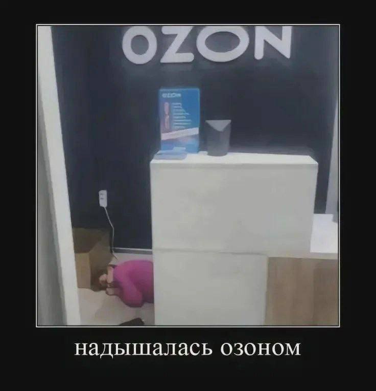 Маркетплейсы готовятся снимать сливки с чаевых для сотрудников ПВЗ Как рассказал член экспертного совета комитета Госдумы по защите конкуренции Дмитрий Тортев маркетплейсы могут начать получать миллионные доходы за счет чаевых которые клиенты оставляют сотрудникам пунктов выдачи заказов По мнению эксперта Ozon например может ввести 30 комиссию с каждого чаевого а также 5 за обработку транзакции Если хотя бы 1 из более чем 100 миллионов ежемесячных заказов будет включать средний размер чаевых в 100 рублей то Ozon может заработать миллионы рублей чистой прибыли Стоит отметить что Ozon уже не впервые экспериментирует с подобными схемами Ранее компания пыталась ввести опцию добровольных вознаграждений для курьеров Сейчас же новая система чаевых для сотрудников ПВЗ начинает появляться на площадке На фоне этих новостей Ozon также увеличил комиссию за продажу для продавцов на 5 по всем схемам сотрудничества EanNews