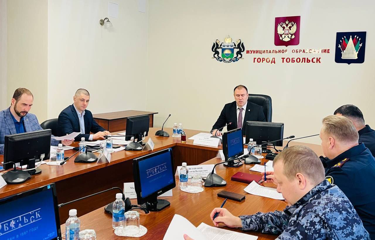 Провели заседание антитеррористической комиссии города. Главная тема – обеспечение безопасности в период предстоящих праздников: Светлой Пасхи, Дня Весны и Труда и, конечно, Дня Победы! Обсудили комплекс мер, направленных на усиление охраны общественного порядка в местах проведения массовых мероприятий, на объектах жизнеобеспечения и в других ключевых точках города. Дал поручение усилить взаимодействие всех силовых структур, экстренных служб и администрации города Подчеркнул важность профилактической работы с населением. Наша общая задача – быть бдительными и оперативно сообщать о любых подозрительных ситуациях Обратил внимание на необходимость обеспечения безопасности дорожного движения в период праздничных дней. Безопасность каждого жителя – наш приоритет.