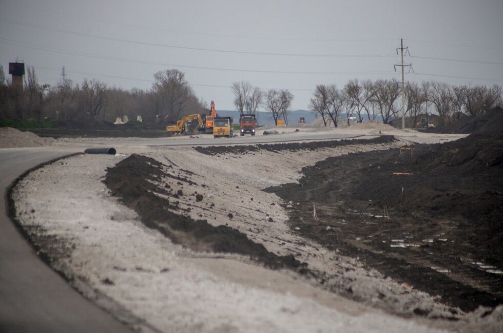 Строительство обхода Мариуполя с шестью развязками идет с опережением графика В рамках проекта возведут шесть транспортных развязок для улучшения доступности города и распределения трафика Дорога будет полностью освещена а встречные потоки разделят барьерным ограждением для безопасности Также запланированы две зоны дорожного сервиса для комфорта водителей Читать полностью Фото Минтранс РФ Подпишись на нас в MAX