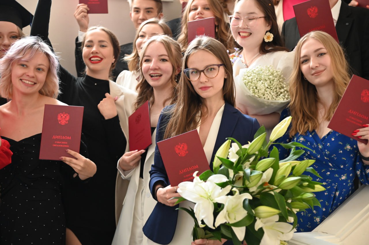 В России планируют сделать формулировки в дипломах понятными для работодателей В дипломах больше не будут использоваться общие формулировки не конкретизирующие профиль подготовки сообщили в Минобрнауки Теперь в рамках пилотного проекта по изменению уровней профессионального образования выпускники базового высшего образования будут получать дипломы с конкретными квалификациями Например Химик эксперт Химик преподаватель химии Химик исследователь Инженер металлург Горный инженер Инженер технолог и т п При этом перечень специальностей и направлений подготовки уже утвержден подготовленными Минобрнауки проектами постановлений Подписаться на truekpru Читать нас в MAX