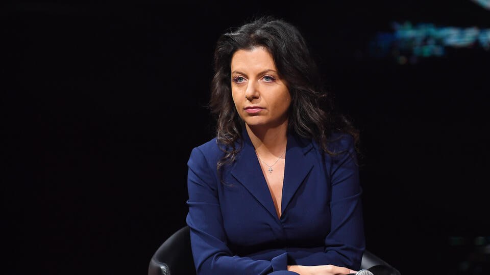 Следствие передало в суд материалы уголовного дела в отношении группировки которая пыталась совершить убийство медиаменеджера Маргариты Симоньян Членам ячейки National Socialism White Power предъявлены обвинения в зависимости от роли и степени участия Организатору группировки Михаилу Балашову также инкриминируется покушение на приобретение огнестрельного оружия и приготовление к убийству Организатор преступной ячейки и не менее 11 ее участников включая несовершеннолетних действовали в период с сентября 2022 по июль 2023 года Помимо этого Балашов вместе с товарищем Савельевым согласились на убийство Симоньян за вознаграждение в 50 тысяч долларов террористическая организация запрещена в РФ РИА Новости Екатерина Чеснокова РЕН ТВ в Telegram в MAX