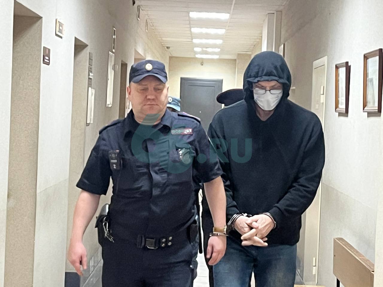 Бывшему милиционеру дали 8 лет колонии строгого режима за убийства в 2000 х Железнодорожный районный суд Екатеринбурга признал Константина Котика виновным и взыскал с него 2 5 млн рублей моральной компенсации Он во всем раскаялся передает корреспондент 66 RU из зала суда Я сталкивался с несправедливостью жестокостью и беззаконием Я был полностью погружен в эту криминальную среду В какой то момент одно на другое наложилось в результате чего произошли эти события Я не оправдываю себя мне было тяжело жить Я оборвал связи со своими подельниками я старался жить по другому Сейчас я другой человек заявил Котик в последнем слове Он входил в банду бывшего начальника отдела по борьбе с незаконным оборотом наркотиков Кировского РУВД Екатеринбурга Владислава Соболя которого суд приговорил к 16 годам колонии На счету банды 11 убийств в том числе заказные   Новости из Екатеринбурга