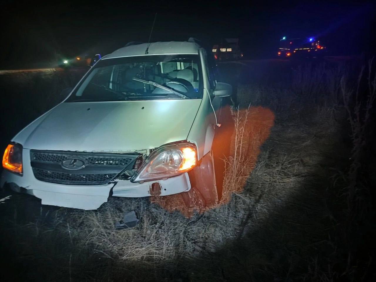 В Самарской области Lada Largus съехал в кювет, пострадал водитель  Сегодня утром, 29 ноября, в Исаклинском районе на 20 км автодороги Похвистнево — Сосновка — Урал произошло ДТП. Об этом сообщает региональное ГКУ «Центр по делам ГО, ПБ и ЧС».   По информации ведомства, произошел съезд в кювет автомобиля Lada Largus. Пострадал водитель транспорта.   На место происшествия направили дежурный караул пожарно-спасательной части №118, сотрудников Госавтоинспекции и бригаду скорой медицинской помощи. Водителя автомобиля госпитализировали.  Фото: ГКУ СО "Центр по делам ГО, ПБ и ЧС"