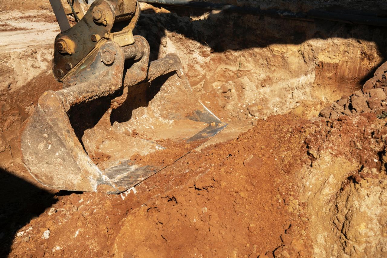 Неназванный золотодобытчик в Кербинском лесничестве решил что он умнее всех и раскопал почти 400 тысяч квадратов что никак не предусмотрено его лицензией на поиск и оценку рассыпного золота В результате ущерб государству составил 624 9 млн рублей Нормально так поковырялись в землице Возбуждено уголовное дело по ст 246 УК РФ нарушение правил охраны окружающей среды при производстве работ Имен героев пока не называют следственные действия и все такое понимаемо и в общем уважаемо Но в свете участившихся экологических катастроф которые допускают своей халатностью а порой и откровенной злонамеренностью даже большие компании вроде Многовершинного мы за этой историей продолжим внимательно следить Все таки в Кербинском лесничестве золотом промышляет целый ряд компаний в том числе с китайскими владельцами Все они заслуживают самого пристального рассмотрения