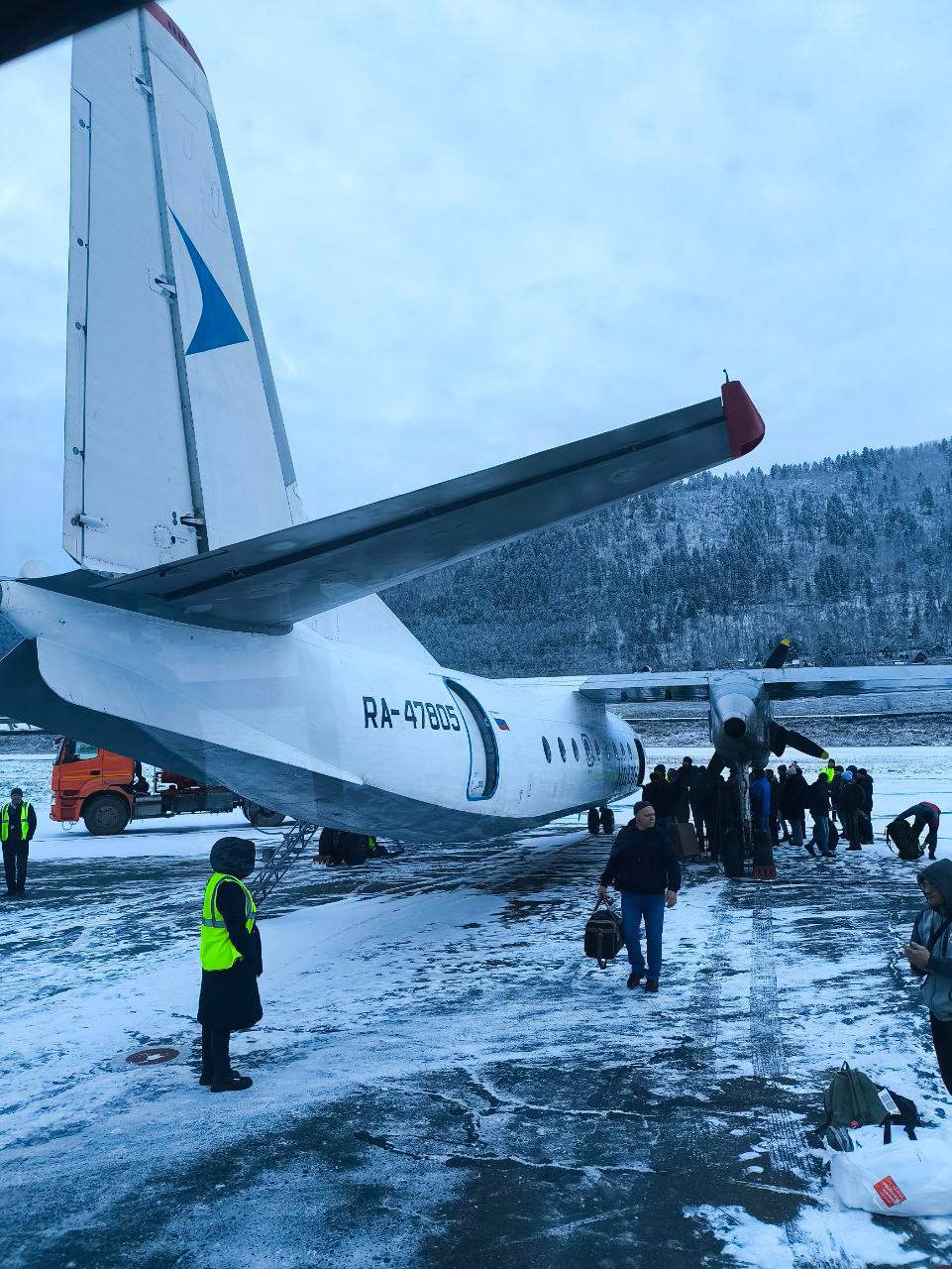 Жителям Бодайбо снизят цену перелёта в Иркутск Губернатор Иркутской области Игорь Кобзев сообщил что с 1 февраля для жителей Бодайбо и Бодайбинского района вводят специальный сниженный тариф на рейсах ИрАэро перевозчик выбран по конкурсу Минтранса региона По словам губернатора часть стоимости будет компенсироваться из областного бюджета чтобы билеты не приходилось покупать по высокой коммерческой цене Важно спецтариф действует только при соблюдении условий нужна прописка в Бодайбо или Бодайбинском районе билет нужно покупать в авиакассах Иркутска и Бодайбо Для остальных пассажиров полная стоимость Власти называют маршрут Иркутск Бодайбо одним из самых проблемных из за цен и обещают если схема сработает её могут распространить на другие труднодоступные территории области Бодайбо Сити
