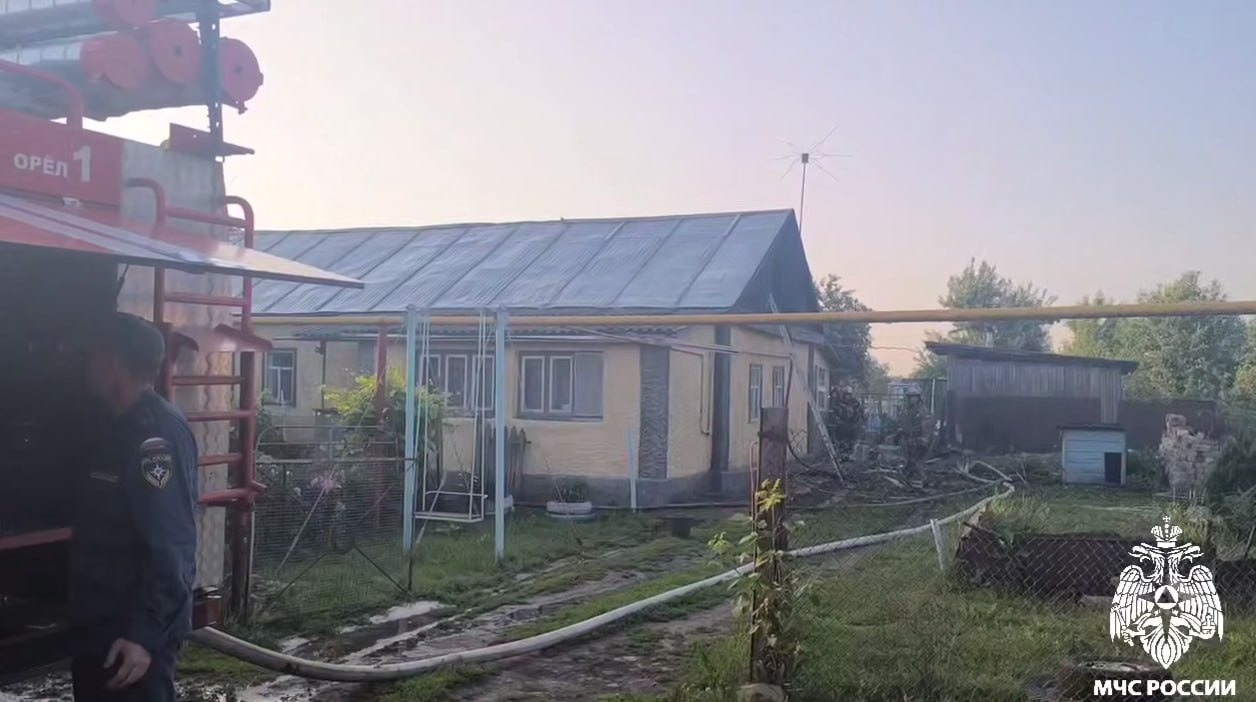 А час спустя под Орлом тушили пожар в частном доме. В региональном МЧС рассказали подробности вызова в деревню Тайное Орловского округа. Сообщение в службу спасения поступило в 18:47. Загорелась кровля дома. Пожарные локализовали и потушили огонь, не дав распространиться. Пострадавших нет. Жильцы дома самостоятельно вышли на улицу. Причины возникновения огня предстоит установить экспертам. Скриншоты из видео ГУ МЧС России по Орловской области