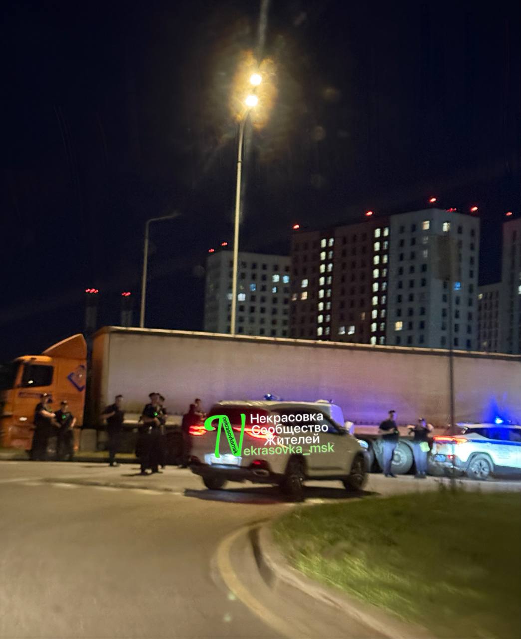 Полиция Москвы направлена в столичный район Некрасовка - пишет База. По словам Базы, причиной стал сход молодых людей предварительно, представителей «Русской общины» , которые собрались для «патрулирования района». На данный момент в районе собралось уже около 200 человек. Батькович. Подписаться