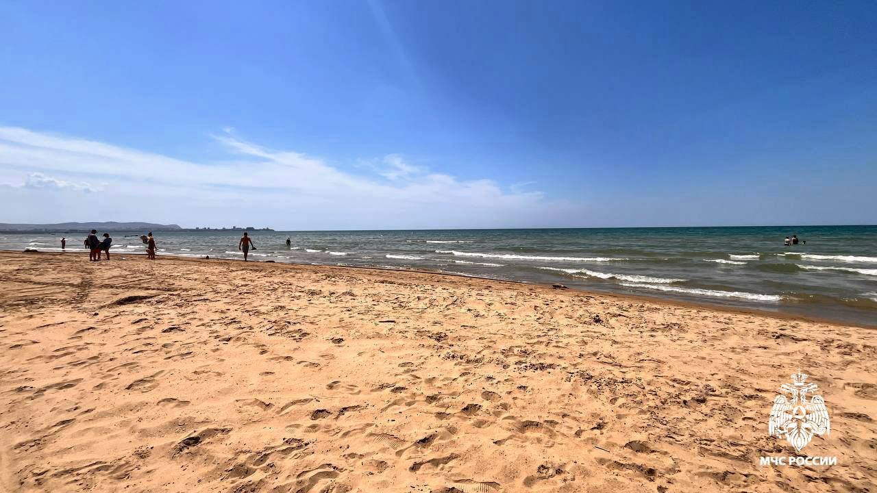 Наши герои! Водолазы МЧС на пляже Можепсин спасли женщину. Произошло это сегодня, 16-го июля, в районе 9:40. Водолазы Игорь Леденов и Тагир Мехдиев из ведомственного Северо-Кавказского РПСО работали на очистке берега от мазута, когда к ним прибежал человек и сообщил, что утонула женщина. Игорь и Тагир поспешили на помощь, провели сердечно-легочную реанимацию. Женщина пришла в себя. Врач водолазной службы МЧС России помог стабилизировать состояние пострадавшей. Спасенную передали бригаде скорой помощи. Спасибо вам, дважды спасатели! Фото и видео – Анапское Черноморье