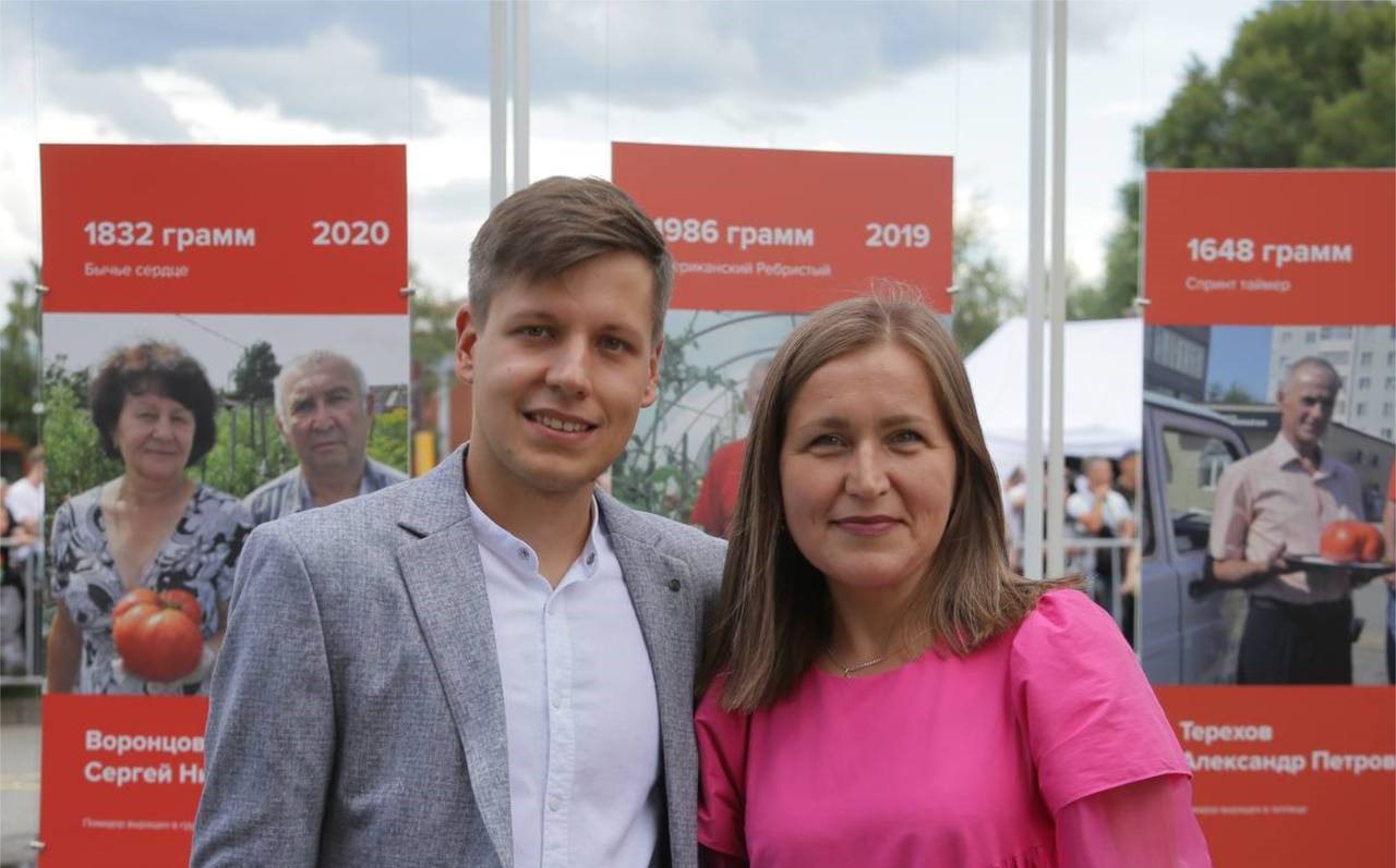 Вес томата-победителя на минусинском дне помидора составил 2820 граммов  Это абсолютный рекорд за всю историю праздника. В прошлом году чемпион был на 85 граммов легче. Овощ-гигант сорта «Бифштекс Альби» вырастила врач Наталья Сонина – вместе с сыном они больше 15 лет занимаются выращиванием помидоров.  За самый большой и, наверное, вкусный томат победительнице конкурса вручили ключи от новенькой «Нивы».   Также в аграрном конкурсе отмечены многие минусинцы, в том числе родные участников СВО. Для них есть отдельная номинация «Помидорная усадьба семьи защитника Отечества». Жюри оценивают дизайн и ухоженность огорода, рассказал глава региона Михаил Котюков.   Фото: