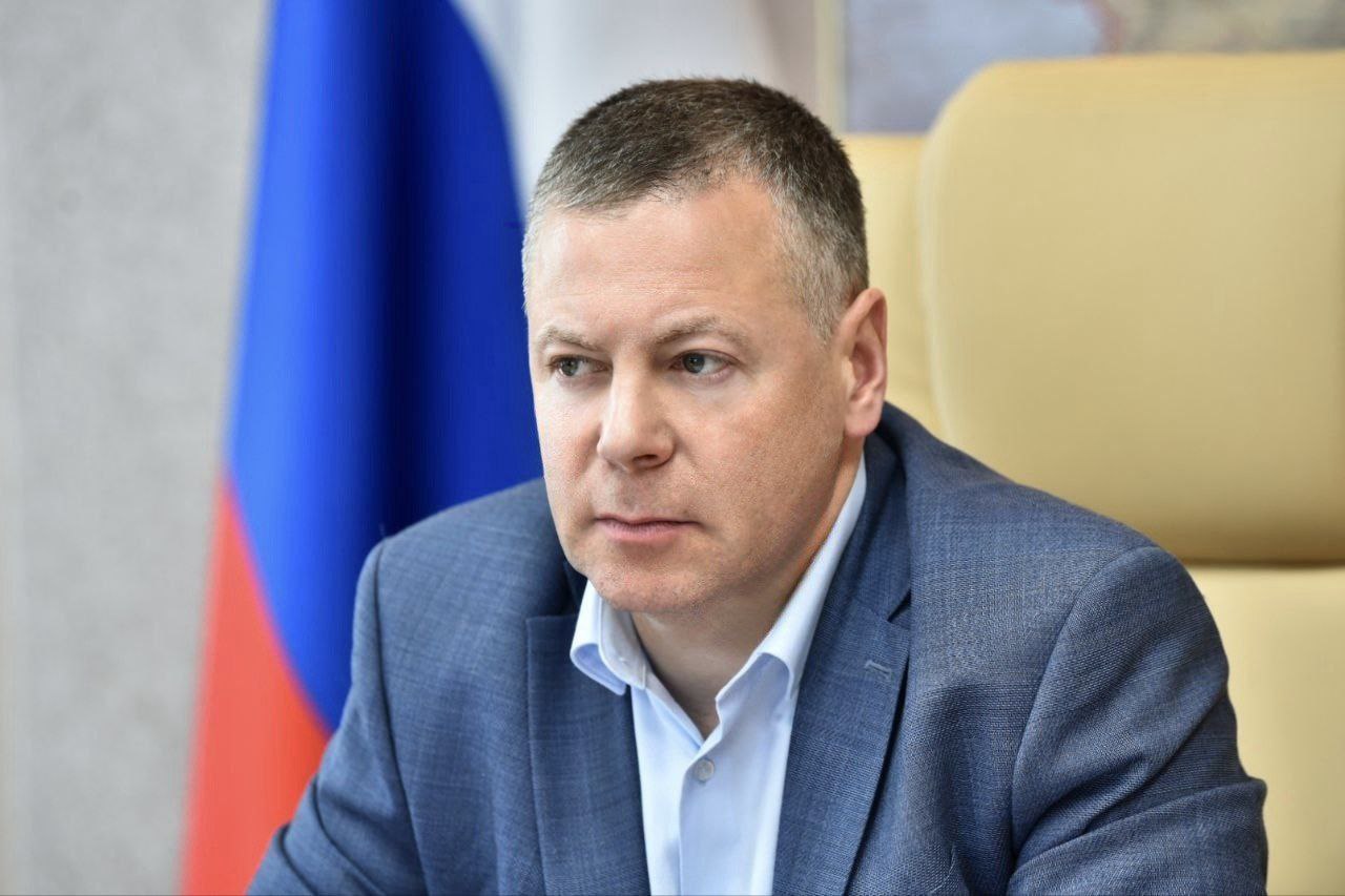 Между стабильно теплой погодой и жалобами жителей на духоту в транспорте прямая связь. Как только растет температура, растет и количество обращений пассажиров. Контрольная служба провела проверку: в мае на 500 рейдов 280 нарушений. При этом все автобусы – и большого, и среднего, и малого класса – оснащены кондиционерами. Поручил провести с водителями инструктаж. Рекомендованный комфортный режим в салонах автобусов – 22 – 23 градуса. И водители должны его поддерживать, они несут за это такую же ответственность, как и компания-перевозчик. Проверки будут продолжены в ежедневном формате. За нарушения предусмотрены штрафные санкции.  Поручил привлекать к ответственности и так называемых зацеперов, которые ездят на общественном транспорте не внутри, как все нормальные люди, а снаружи – на подножках, лестницах, местах крепления трамвайных вагонов и даже на крышах автобусов. Нарушители подвергают риску и свои жизни, и безопасность окружающих. Установить виновных труда не составляет. На транспорте стоят камеры и внешнего, и внутреннего наблюдения, работает система распознавания лиц. За нарушения детей ответят родители.  Завершен монтаж электронных табло на всех «умных» остановках региона. Идет приемка, а затем оборудование будет подключено к системе с централизованной защитой. Это поможет избежать взломов программного модуля, с которыми мы столкнулись на прошлой неделе. Важно запустить информационные панели оперативно. Это вопрос эстетики, удобства пассажиров и часть туристической навигации.  Для своевременного информирования жителей вводим систему СМС-оповещений. Их смогут подключить пассажиры межмуниципальных рейсов при покупке билетов в кассах автовокзалов и автостанций. В случае изменения времени или отмены рейса человек получит сообщение с актуальной информацией.