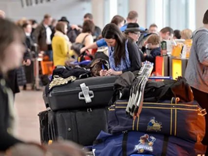 Уехать из России жить в другую страну желают 8% молодых россиян в возрасте 18-35 лет, сообщил директор департамента политических исследований ВЦИОМ Михаил Мамонов. По его словам, это «буквально на 1-2%» выше общероссийского уровня — этот показатель примерно равный в различных возрастных группах. Кроме того, снизилось число людей, желающих переехать в другую страну на постоянное место жительства — в 2022 году желание уехать изъявляли 12% молодых россиян. «Мы видим, что молодые люди все больше и больше связывают свою жизнь со страной, они верят здесь в возможную самореализацию»,— сказал он. По оценке Росстата, в первом полугодии 2022 года из России уехало 419 тыс. человек. Источники Forbes сообщали, что после объявления частичной мобилизации в сентябре 2022 страну покинули примерно 700 тыс. человек, 200 тыс. из них уехали в Казахстан. Минцифры в мае 2022 года утверждало, что в Россию вернулись 80% покинувших страну. В октябре 2023 года газета Financial Times сообщала о 15% вернувшихся. В феврале 2025 года гендиректор ВЦИОМа Валерий Федоров говорил, что доля желающих уехать из России за границу на постоянное место жительства снизилась с 2021 года с 16% до 5%, достигнув исторического минимума за 30 лет.