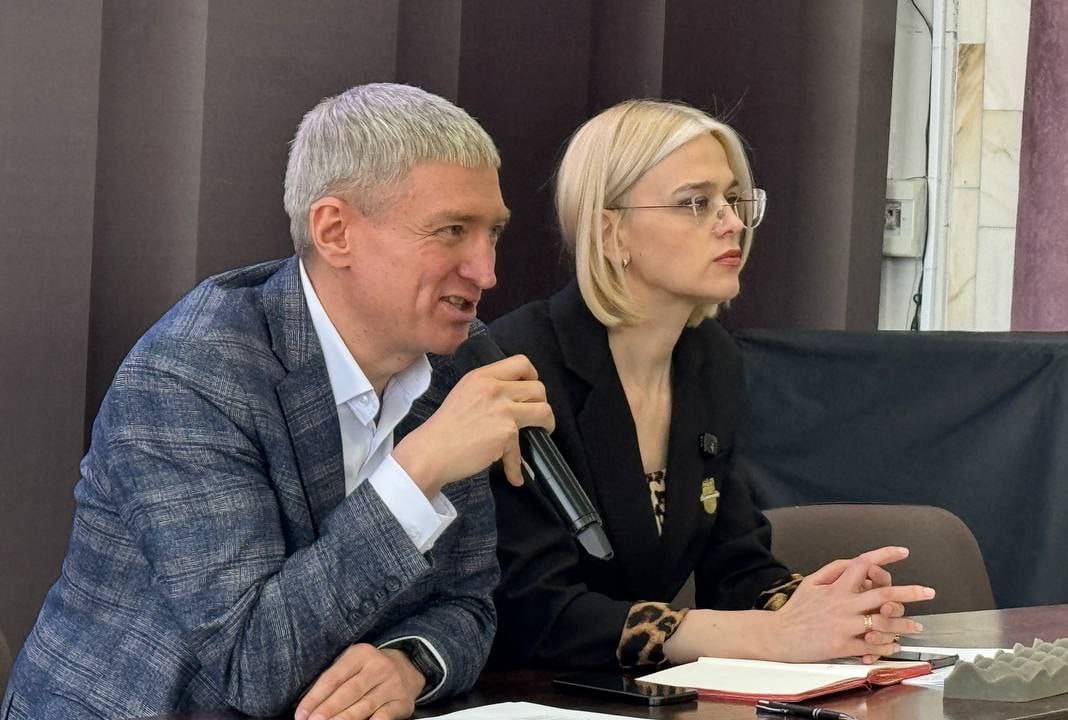 Региональный проект За медицину здорового долголетия презентовали на Гражданском форуме в Чите Вице премьер правительства Забайкалья Виктория Бессонова и председатель региональной Общественной палаты Андрей Козлов на гражданском форуме в краевой филармонии раскрыли детали нового регионального движения За медицину здорового долголетия который запустят уже в этом году В прошлом году зампредседателя Правительства страны Татьяна Алексеевна Голикова дала старт данному проекту на федеральном уровне Его суть дать людям понимание какие возможности и инструменты есть для того чтобы сделать жизнь активной и здоровой Это не столько про медицину сколько про отношение нас самих к нашему образу жизни про формирование культуры здоровьесбережения рассказала Виктория Бессонова Движение объединит представителей власти общества культуры медицины СМИ и других сфер Стать лицом движения предложили Андрею Козлову Это очень близкая тема для меня потому что я обратил внимание на свое здоровье в полной мере после того как чуть не умер в реанимации во время коронавируса Я честно хочу прожить подольше посмотреть как растут мои дети как рождаются внуки поделился глава ОП региона Проект планируют разделить на несколько направлений медицинское в том числе прохождение комплексных обследований в зависимости от возрастных изменений питание преодоление вредных привычек доступность спорта коллективные проекты по здоровому образу жизни и другие Напомним с прошлого года в стране по инициативе Президента Владимира Путина запущен национальный проект Продолжительная и активная жизнь главная цель которого увеличить продолжительности жизни до 78 лет к 2030 году и до 81 года к 2036 году Подписывайтесь TG VK MAX