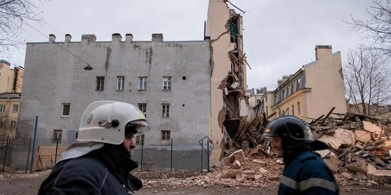 Вину за обрушение жилого дома в Петербурге повесили на чиновника ЖКХ  В Северной столице нашли человека, который ответит за обрушение жилого дома на Гороховой. Флигель высотой в 6 этажей обрушился в ночь на 20 декабря 2023 года. И просто счастье, что никто не пострадал. Жильцов буквально днем ранее переселили из опасного строения. Но выглядит всё так, как будто здесь упала бомба. Повезло…  Оказалось, что жильцы дома годами  !  жаловались на дряхлое состояние здания, просили перевести его в аварийное и расселить дом. Но, как показывает жизнь, чиновники на местах до последней секунды тянут с этим решением – ведь людей, о, ужас, да, господа? – придется наделять квартирами.   Следствие назвало виновного в обрушении дома – это экс-глава «Жилкомсервиса Адмиралтейского района». Это вряд ли главный человек в пищевой цепочке, но судить будут именно его.  #News #Russia #Обрушение #Петербург  News Of Russia - Подписаться