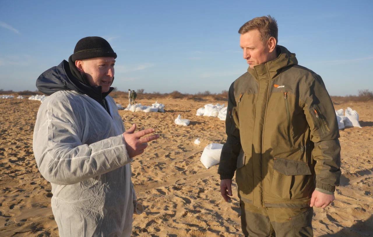 Андрей Кравченко присоединился к команде новороссийских добровольцев, принимающих участие в расчистке анапских пляжей от мазута  Глава Новороссийска Андрей Кравченко 07 января вместе с командой добровольцев города-героя принял участие в работах по ликвидации последствий разлива нефтепродуктов. Вместе с молодежью, спасателями, казаками и просто неравнодушными жителями он помогал расчищать пляж в станице Благовещенской. Работа кипела, несмотря на выходной праздничный день и штормовой ветер. - Проверил, как налажена работа спецтехники и в каких условиях трудятся наши неравнодушные новороссийцы. На территории организован штаб, где можно отдохнуть, перекусить и обогреться. Помощь, оказываемая жителями города-героя, однозначно способствует улучшению ситуации. Благодарю каждого, кто, не жалея сил и времени, в выходные и праздники помогает в важной экологической миссии во благо природы нашего региона, - рассказал в своих соцсетях Андрей Кравченко. Как сообщили на координационном совещании Оперативного штаба Краснодарского края, которое провел первый вице-губернатор Кубани, руководитель регионального Оперштаба Игорь Галась, сегодня на расчистке побережья трудились 6,8 тысячи человек, было задействовано 650 единиц техники. К мониторингу акватории подключены все суда в зоне ЧС в Черном море. Помимо кораблей Морспасслужбы, поиском нефтяных пятен занимаются также все гражданские суда, которые находятся или проходят через территорию вблизи зоны чрезвычайной ситуации. Одномоментно речь идет о 50-60 судах – все их капитаны получили и подтвердили директиву по информированию Морспасслужбы при обнаружении фрагментов нефтепродуктов. Все найденные следы нефтепродуктов на воде обрабатывают биосорбентом. Актуальная информация о ликвидации последствий разлива нефтепродуктов доступна в официальном канале Оперативного штаба Краснодарского края.