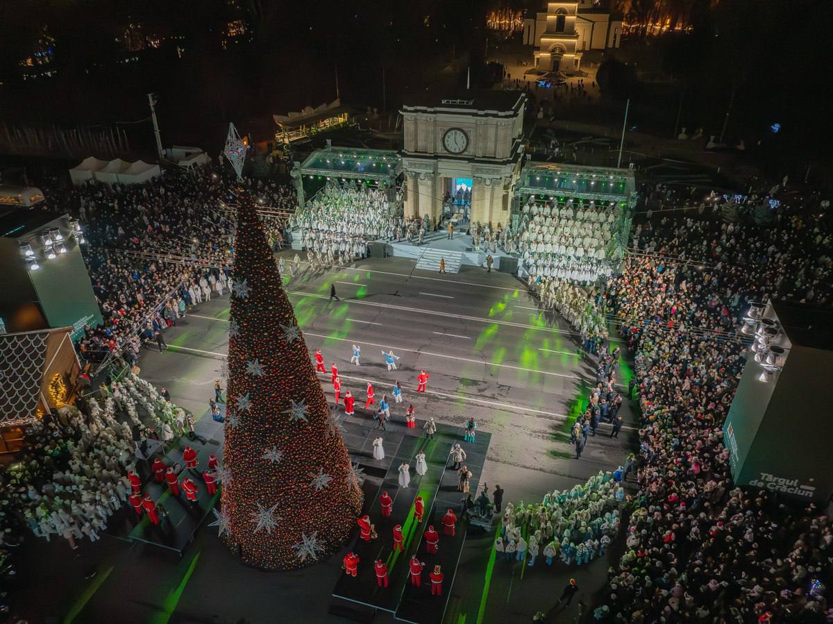 C 5 декабря в Кишиневе пройдут праздничные мероприятия для жителей и гостей столицы Открытие новогодней ёлки и рождественской ярмарки состоится 5 декабря с 16 00 до 22 00 на площади Великого Национального Собрания и в сквере Кафедрального собора Рождества Христова рядом с Триумфальной аркой На площади будут оборудованы сцена декоративные элементы тематические фотозоны домик Деда Мороза карусели для детей и каток С 5 декабря по 18 января на площади Великого Национального Собрания и в сквере собора будут организованы рождественские ярмарки Также жители столицы смогут посетить ярмарки во всех районах муниципия 24 декабря с 17 00 до 22 00 на площади Великого Национального Собрания состоится концерт посвящённый Рождественскому сочельнику по новому стилю 31 декабря с 19 00 на площади Великого Национального Собрания пройдёт концерт посвящённый встрече Нового года 6 января 2026 года с 17 00 до 22 00 в сквере собора Рождества Христова рядом с Триумфальной аркой состоится концерт в центре города посвящённый Рождественскому сочельнику по старому стилю