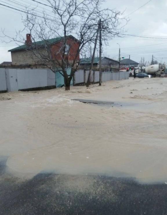 Из за аварии жители Новороссийска остались без воды Прорыв водовода произошел на улице Пограничной На месте работают две аварийные бригады Водоканала Устранить аварию планируют до 8 00 30 декабря Из за ЧП вода будет подаваться 29 декабря с 18 00 до 22 00 и 30 декабря с 6 00 до 9 00 по заявкам жителей будет организован подвоз автоцистерн mupvodokanalnovoross Кубань 24 в MAX