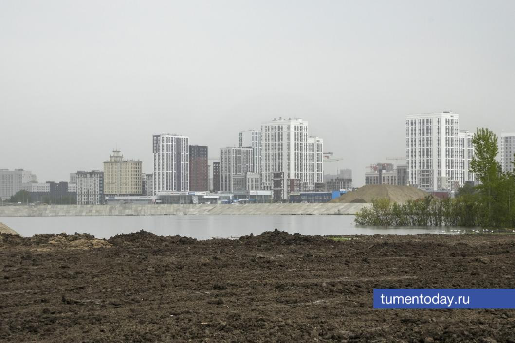 Открытие первого городского пляжа в Тюмени на озере Круглом снова откладывается из-за дождей. Это уже второй перенос: сначала дату сдвинули с 1 июня, затем с 21 июня. Новый срок организаторы пока не называют, о чем сообщили в своем телеграм-канале. Фото Екатерины Христозовой