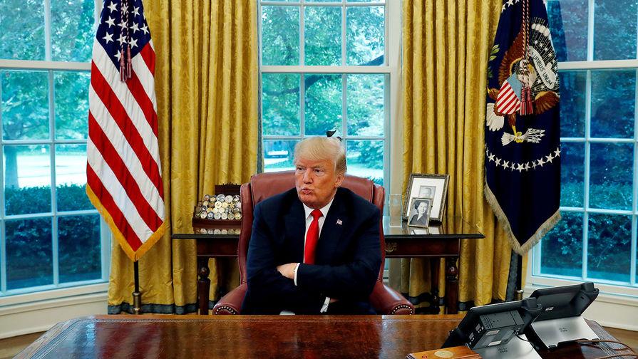 Дональд Трамп примет в Вашингтоне премьер-министра Катара — они попробуют договориться о перемирии в секторе Газа Президент США Дональд Трамп пригласил премьер-министра Катара Мухаммада бин Абд ар-Рахмана Аль Тани на ужин в Белом доме. Визит проходит на фоне усилий Вашингтона и Дохи по достижению перемирия между Израилем и ХАМАС. Несмотря на недавние заявления Трампа об «оптимизме» в переговорах по обмену заложниками, соглашение пока застопорилось — особенно из-за разногласий по поводу вывода израильских войск из сектора Газа на время возможной 60-дневной паузы. На пресс-конференции в Белом доме Трамп также прокомментировал отношения с Ираном. По его словам, он не спешит возобновлять переговоры с Тегераном. «Они бы хотели поговорить. Но у меня нет спешки, потому что мы уничтожили их ядерные объекты», — заявил президент США, имея в виду американские удары в прошлом месяце. Тем временем в Израиле американский посол Майк Хакаби требует расследовать гибель 20-летнего гражданина США Саефа Мусаллета. По словам дипломата, молодой человек был до смерти избит еврейскими поселенцами к северу от Рамаллы. «За это преступление и теракт кто-то должен ответить», — написал Хакаби в X.