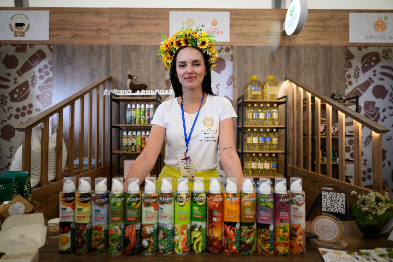 Десятки новинок представят  на специализированной выставке «Алтайские продукты +100 к здоровью!» в рамках агрофорума День сибирского поля.  Продукция будет представлена на специализированной выставке «Алтайские продукты +100 к здоровью!», которая уже в четвертый раз пройдет в рамках межрегионального агропромышленного форума «День сибирского поля».   Алтайские компании представят гостям агрофорума сыры, мед, мясные деликатесы, полуфабрикаты, растительные масла, травяные чаи, крупы и макароны, кондитерские изделия, пантовую и фитопродукцию, безалкогольные напитки. На выставке будут представлены как ведущие предприятия пищевой, перерабатывающей и фармацевтической промышленности региона, так и новые предприятия, которые сравнительно недавно начали заниматься переработкой сельхозсырья и производством натуральных продуктов питания.   Ежегодно алтайские производители расширяют ассортимент продукции. У участников и гостей Дня Сибирского поля  есть возможность в числе первых познакомится с новыми продуктами.  В 2025 году участниками специализированной экспозиция «Алтайские продукты + 100 к здоровью!»  стали порядка 30 алтайский предприятий, фермерских хозяйств.  На экспозиции будут представлены алтайские растительные масла, сыры, крупы, хлеб, мясо и рыбная продукция, БАД, кедровые орехи, мед, травяные чаи и ягодные кисели, живые раки, растительные сиропы и сбитни, фиточаи и безалкогольные бальзамы, закуски из бобовых, органическая продукция, ягодная пастила и многое другое. И конечно же, новинки продукции!  Подробнее на сайте Алтайпищепрома.