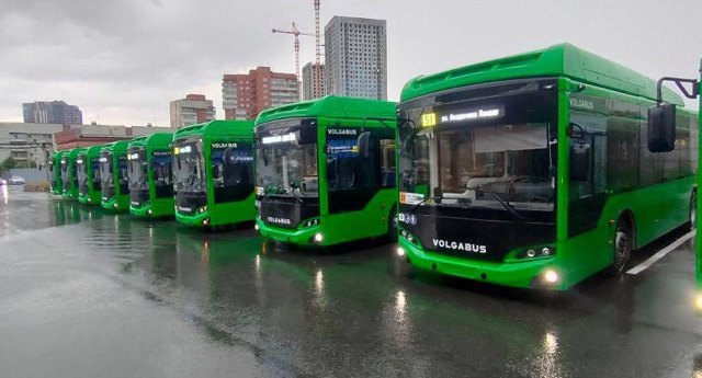В Екатеринбург прибыла очередная партия автобусов особо большого класса Volgabus 6271G2. Новые автобусы производства одного из лидеров отечественного машиностроения – группы компаний #Volgabus вмещают до 184 человек, включая 38 сидячих мест и 4 места, специально оборудованных для пассажиров с ОВЗ. Они оснащены системой кондиционирования и обогрева, бортовым компьютером, табло с информацией о маршруте, временем и температурой; системой книлинга наклона к посадочной площадке и аппарелью для колясок. Вместе с ранее поступившими автобусами, легендарные «гармошки» от Volgabus выйдут на маршруты №49 и №51. Качество современной высокотехнологичной продукции Volgabus – комфортной для пассажиров и экономичной для компаний-перевозчиков – оценили врио губернатора Свердловской области Денис Паслер и глава Екатеринбурга Алексей Орлов.