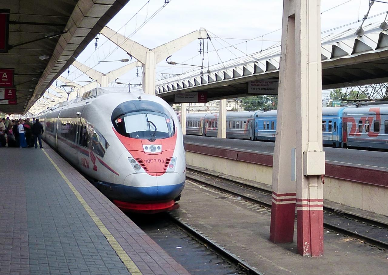РЖД понизили стоимость билетов на скоростные поезда Так на Сапсанах курсирующих между Москвой и Санкт Петербургом можно добраться от одного города до другого за 2 028 рублей такие цены доступны по 28 февраля включительно На Авроре на том же маршруте за 1 200 рублей по 29 апреля Ещё дешевле на Невском экспрессе за 960 рублей также по 29 апреля Кроме того изменения в тарифной политике затронули и поезда Ласточка на направлениях Москва   Кострома Москва   Иваново и Санкт Петербург   Сортавала tripfarearea RU Подпишись