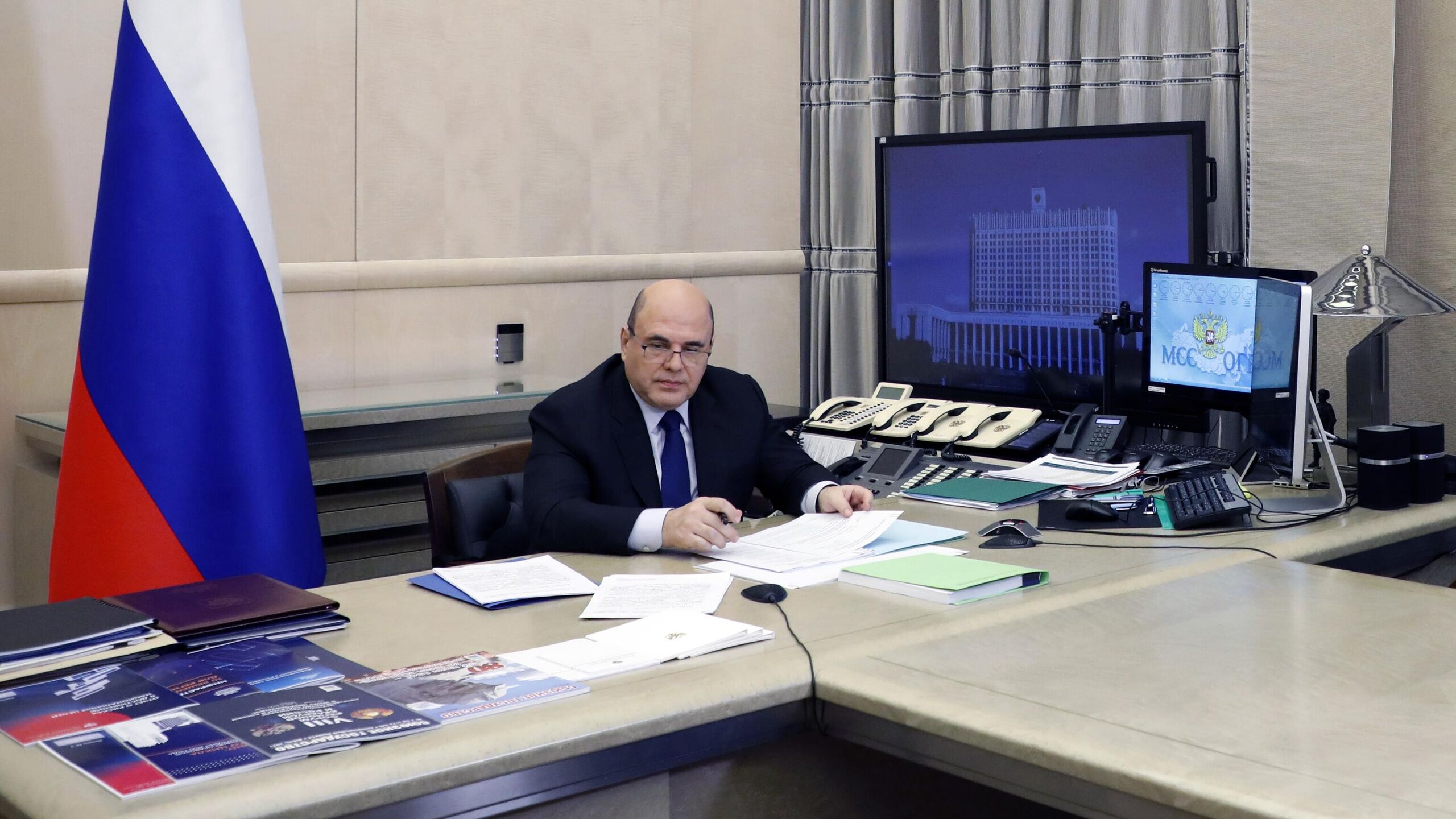 Премьер министр РФ Михаил Мишустин подписал распоряжение об открытии генконсульства РФ в казахстанском Актау соответствующий документ размещен на сайте официального опубликования правовых актов Открыть генеральное консульство Российской Федерации в городе Актау Республика Казахстан говорится в документе МИДу РФ поручено установить штатную численность работников консульства а также утвердить штатное расписание При этом как отмечается в распоряжении премьера расходы на открытие и содержание консульства будут осуществляться за счет бюджета предусмотренного МИДу России в федеральном бюджете на соответствующий финансовый год и плановый период на содержание зарубежного аппарата