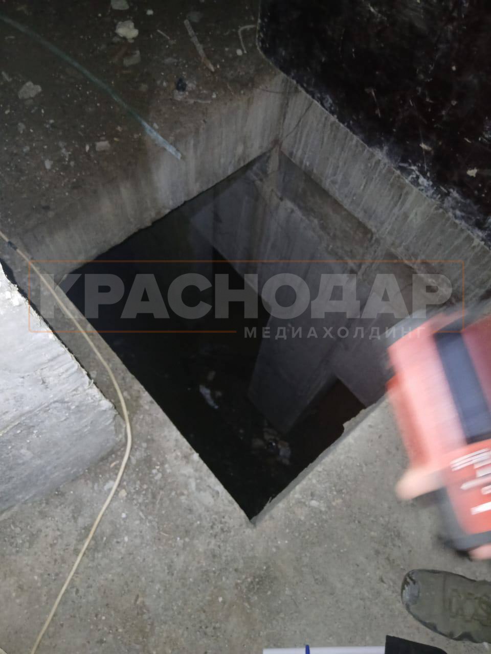 Рабочий умер на стройке в Новороссийске Начато расследование трагического случая на стройплощадке 3 ноября при демонтаже опалубки арматурщик компании ООО Эльма упал в технологическое отверстие между первым и вторым этажами и получил травмы не совместимые с жизнью Заместитель руководителя Гострудинспекции сообщил нашему изданию что приняты неотложные меры по предотвращению дальнейшего вреда и назначено внеплановое надзорное мероприятие с уведомлением прокуратуры Источник Телеканал Краснодар Подписаться на каналы Новости Подработка Помощь Мы в MAX Вещи даром